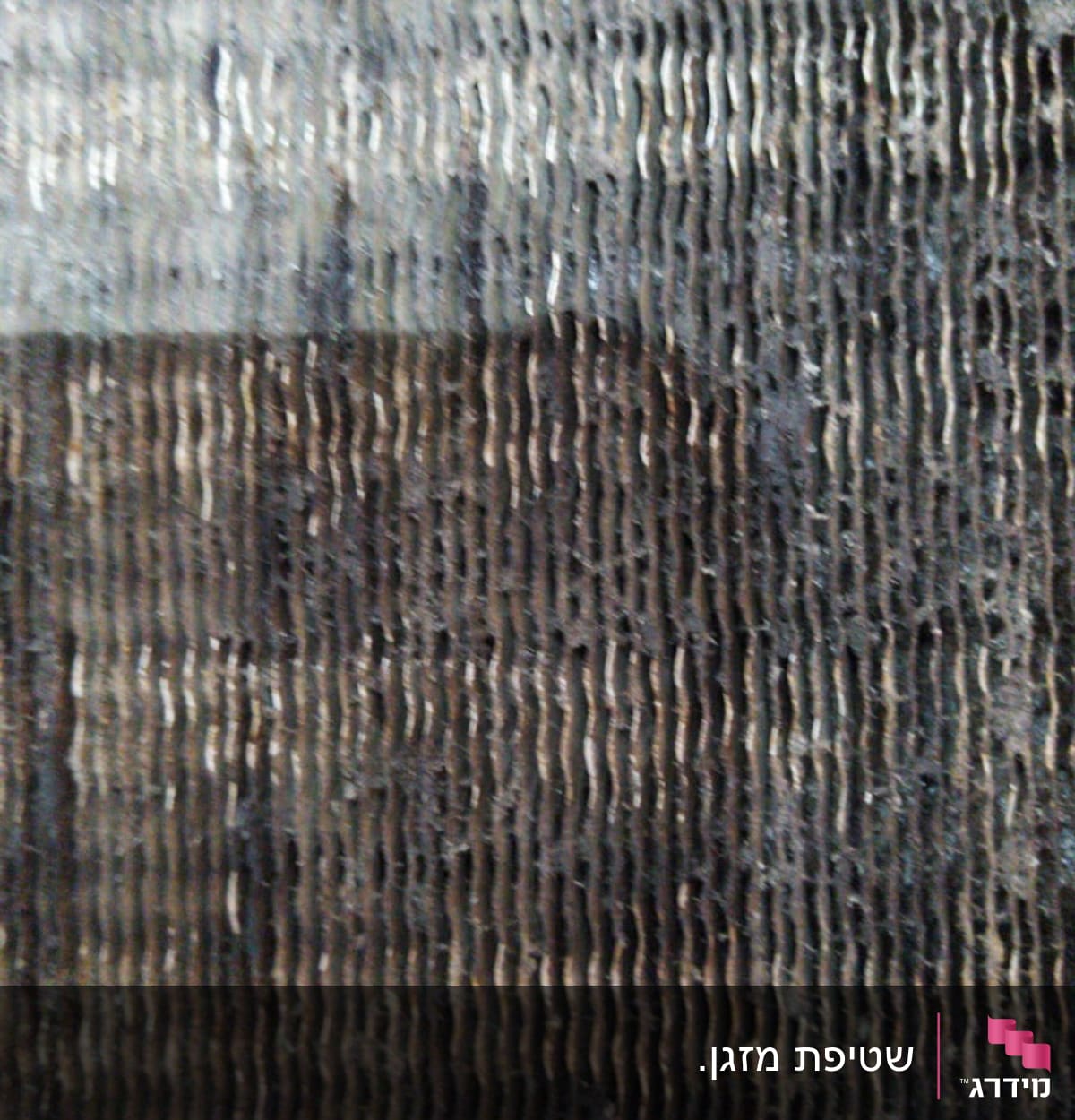 מסנן מזגן מלוכלך עם אבק ולכלוך